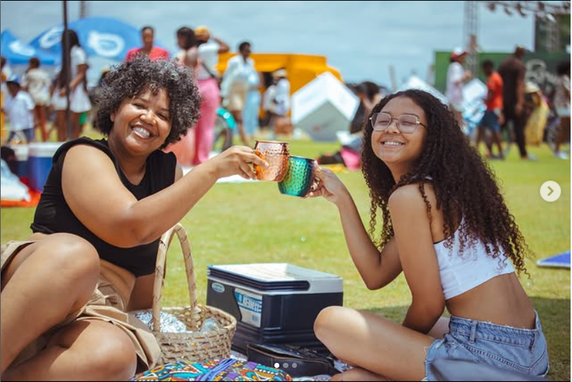 Crianças com a mascote do evento