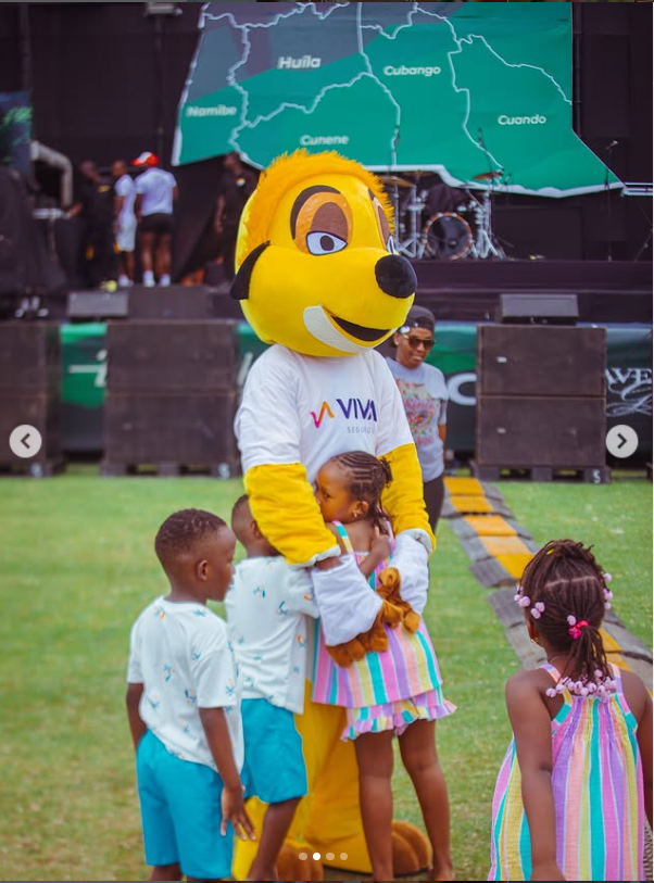 Crianças a brincar com a mascote no Brunch Mangais